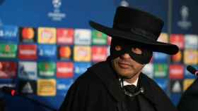 Paulo Fonseca, se viste de 'El Zorro'. Foto. Twitter (@FCShaktar)