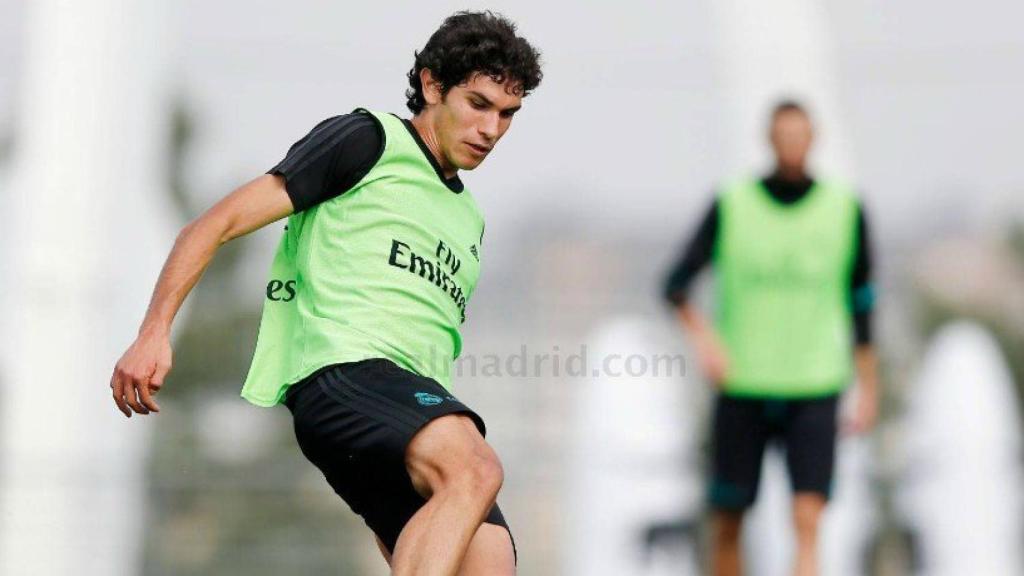 Jésus Vallejo controlando un balón