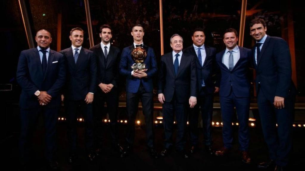 Cristiano posa con la expedición del Madrid