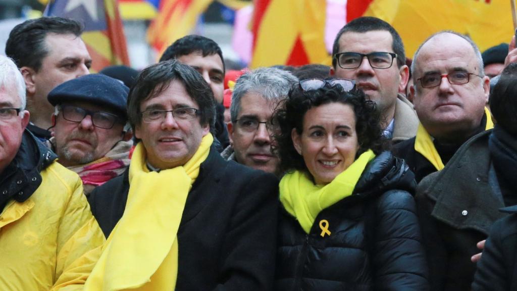 Puigdemont y Marta Rovira, manifestándose.