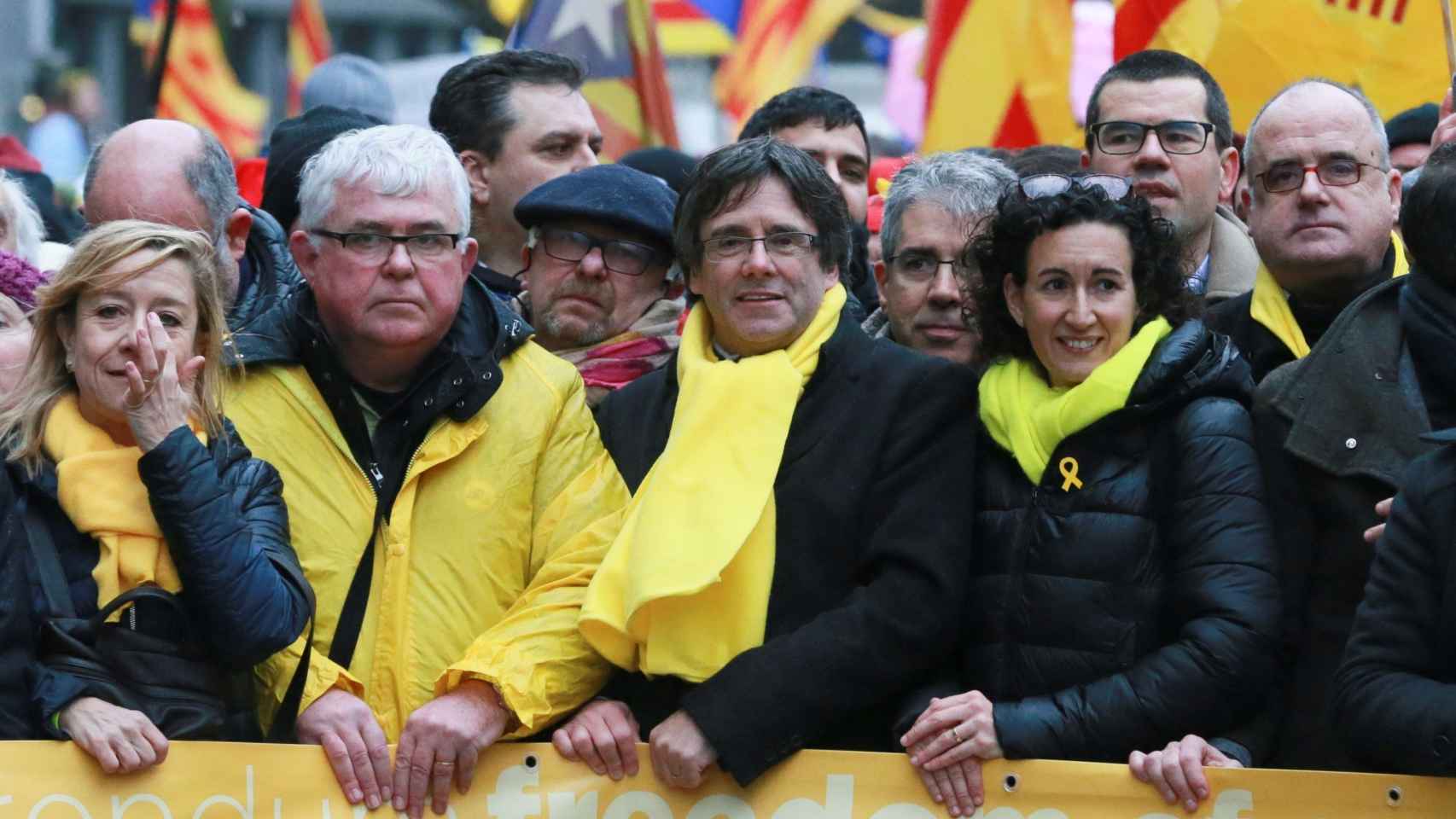 Puigdemont y Marta Rovira, manifestándose.