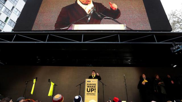 Puigdemont se dirige a los manifestante al término de la marcha de Bruselas