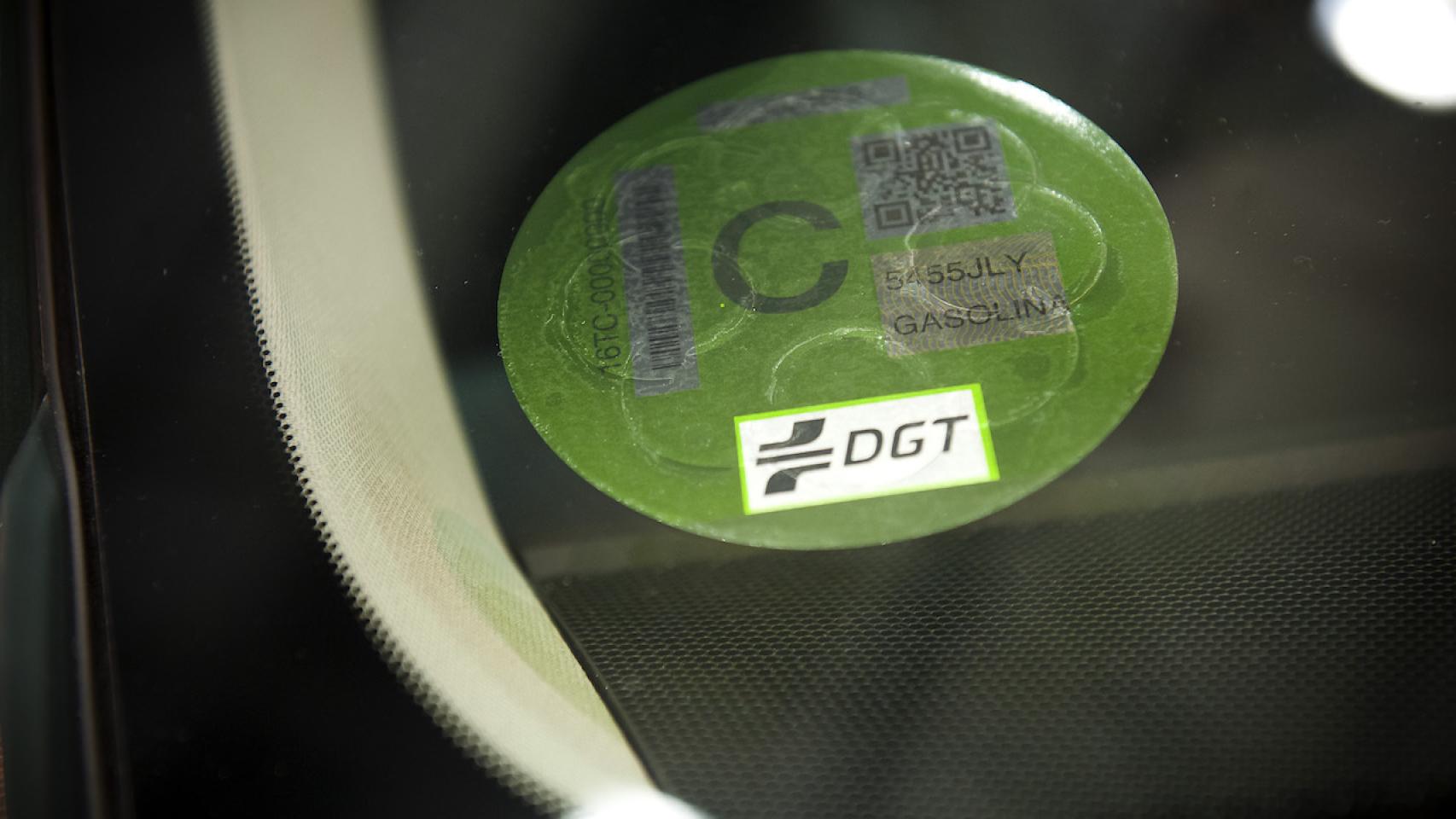 La DGT comienza a vender las etiquetas medioambientales a 5 euros