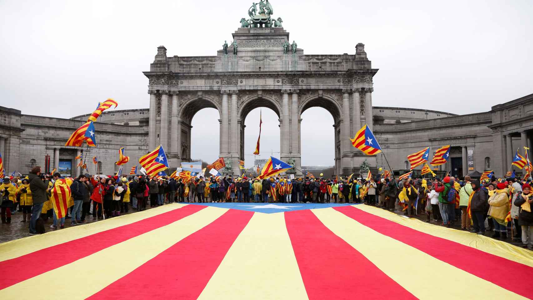 Manfiestantes a favor de la independencia muestran su apoyo a Puigdemont en Bruselas. /Reuters