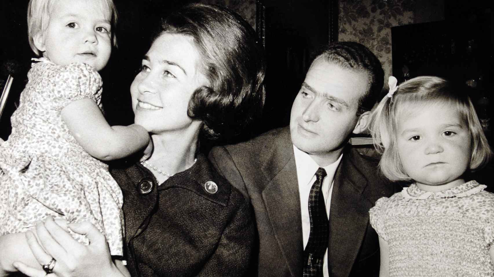 Juan Carlos y Sofía junto a las infantas Elena y Cristina, en 1960.