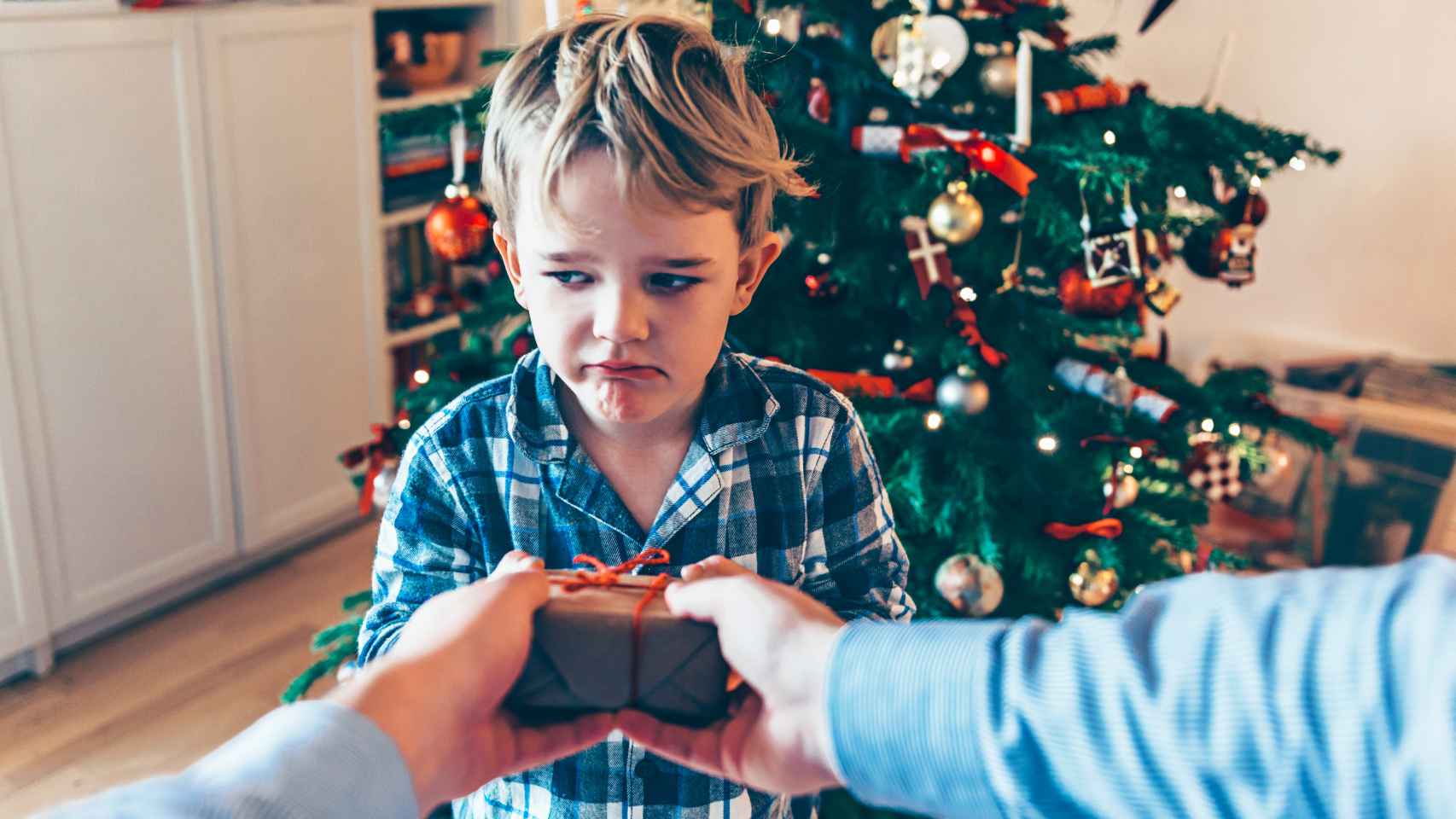 Un niño inexpresivo al recibir un regalo. / Foto: Mikkel William