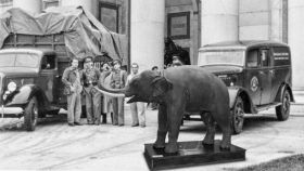 El pequeño elefante a las puertas del Prado en tiempos de guerra. Un montaje de Javier Muñoz.