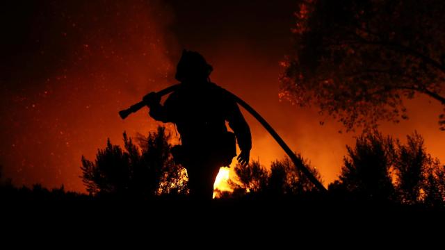 Uno de los bomberos trabajando en las labores de extinción