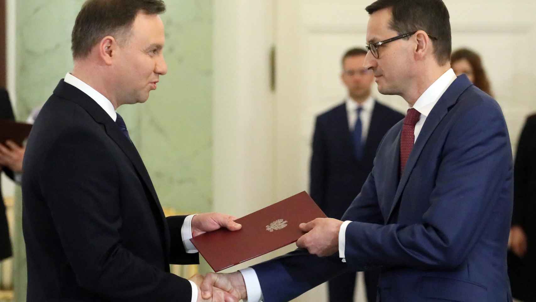 El presidente polaco, Andrzej Duda (i) asigna a Mateusz Morawiecki (d) como nuevo primer ministro en el Palacio Presidencial en Varsovia