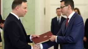 El presidente polaco, Andrzej Duda (i) asigna a Mateusz Morawiecki (d) como nuevo primer ministro en el Palacio Presidencial en Varsovia