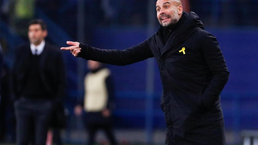 Pep Guardiola, con su lazo amarillo bien visible, en el último partido del City.