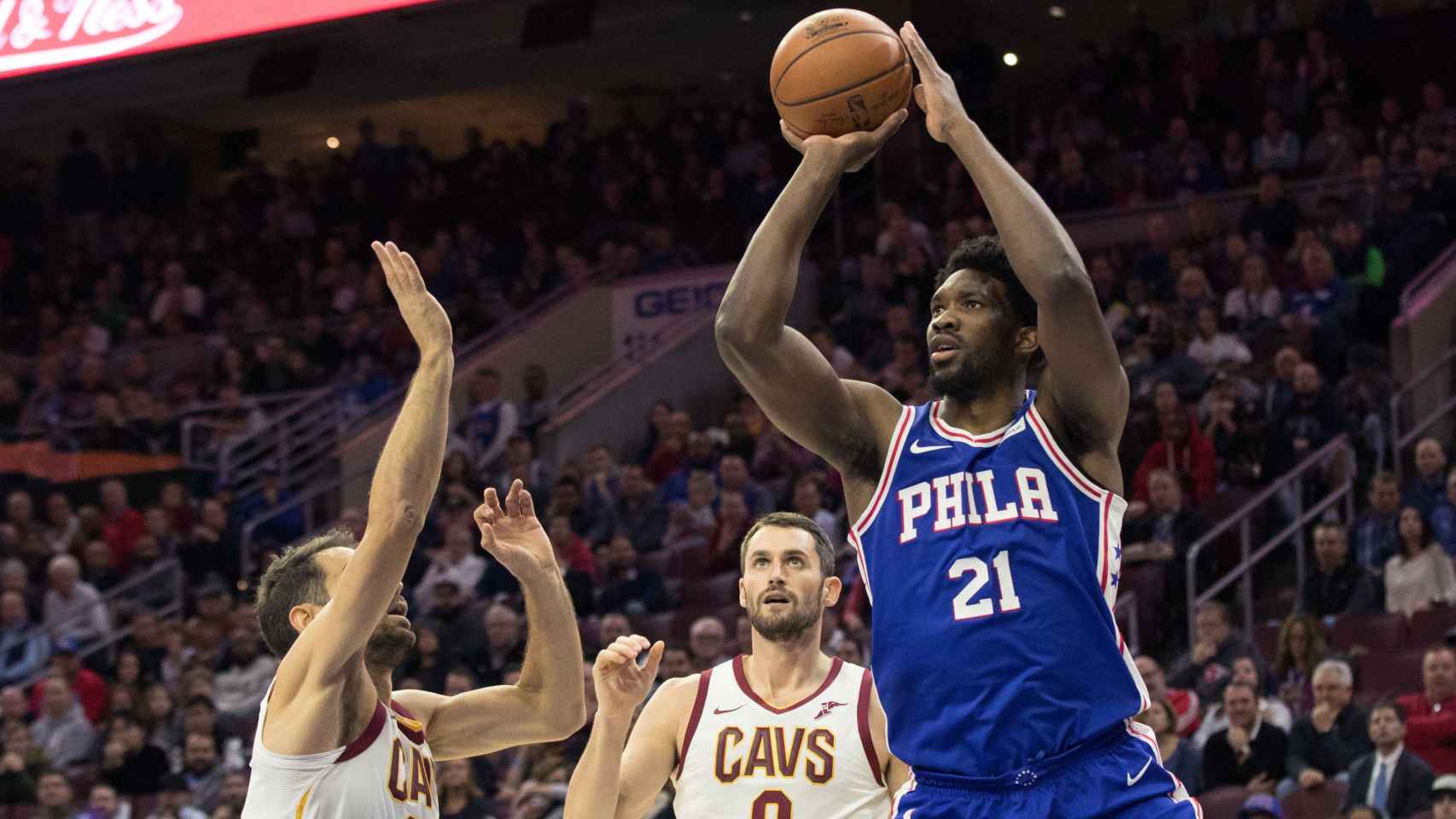 Embiid lanza ante Kevin Love.