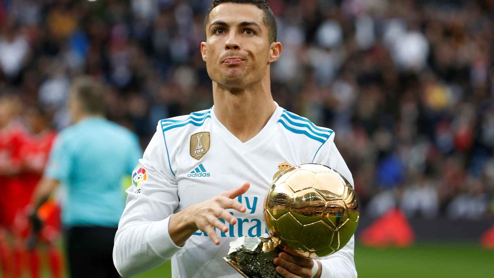 Cristiano Ronaldo con su quinto Balón de Oro.