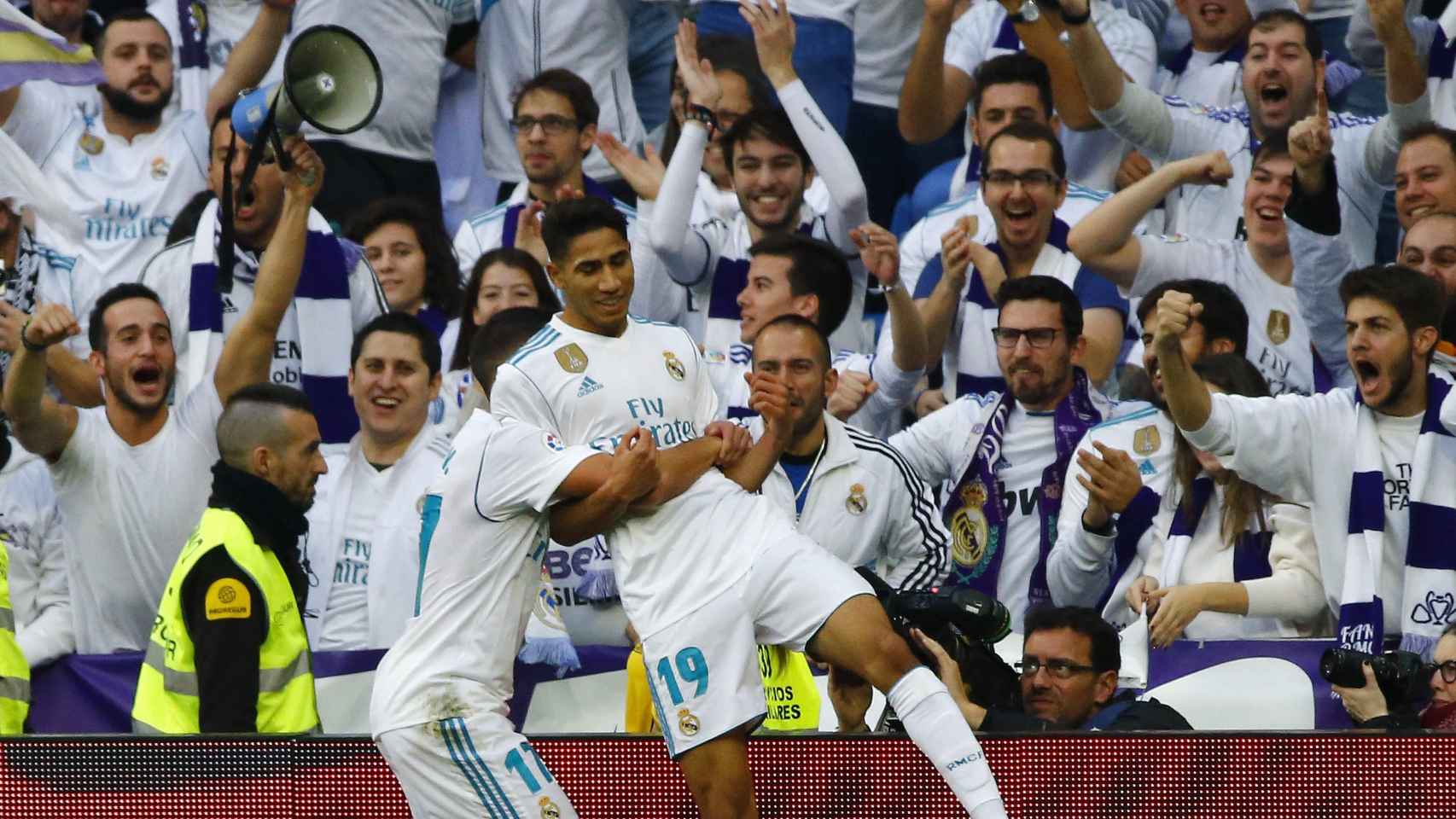 Lucas Vázquez festeja con Achraf el gol del marroquí en el Madrid - Sevilla.