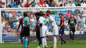 Marcelo y Ramos hablan con el árbitro. Foto: Manu Laya / El Bernabéu