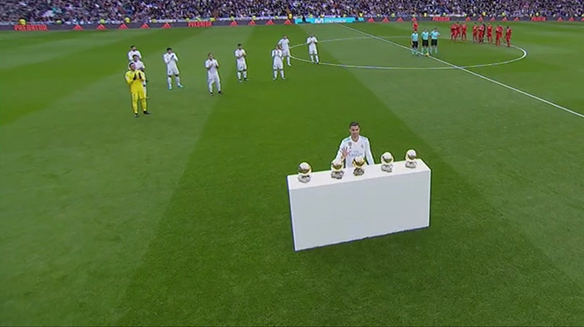 Cristiano Ronaldo posando con su cinco balones de oro