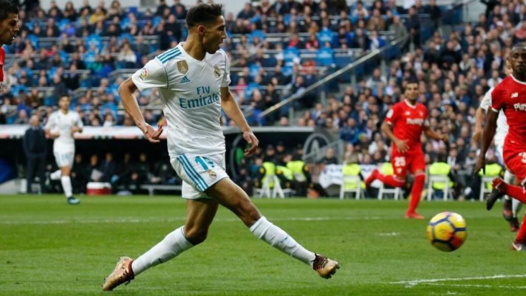 Achraf tira a la portería y marca al Sevilla. Foto: Pedro Rodríguez / El Bernabéu