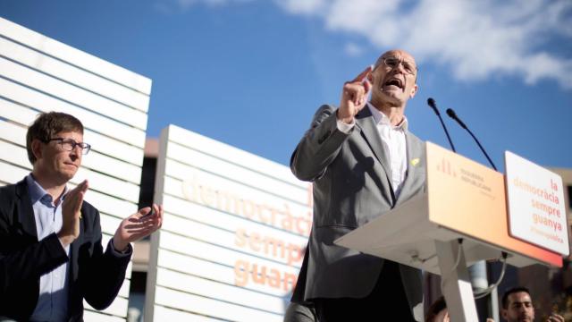 Carles Mundó, con Raül Romeva, este sábado en un mitin de ERC.