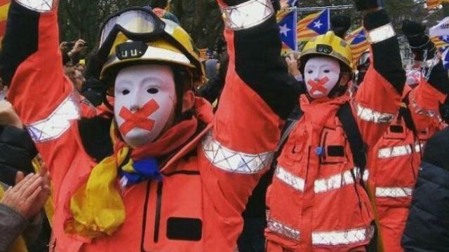 Bomberos de la Generalitat, de uniforme en la manifestación independentista en Bruselas del jueves.