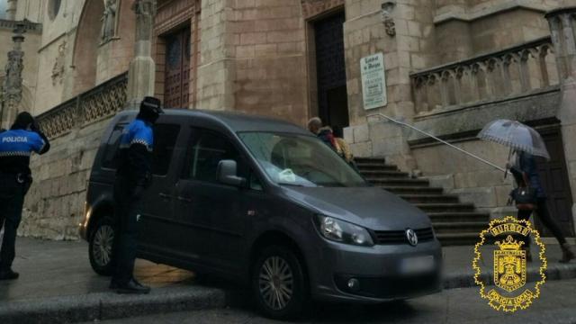 Entra en coche en la Catedral de Burgos porque iba cocido como un piojo