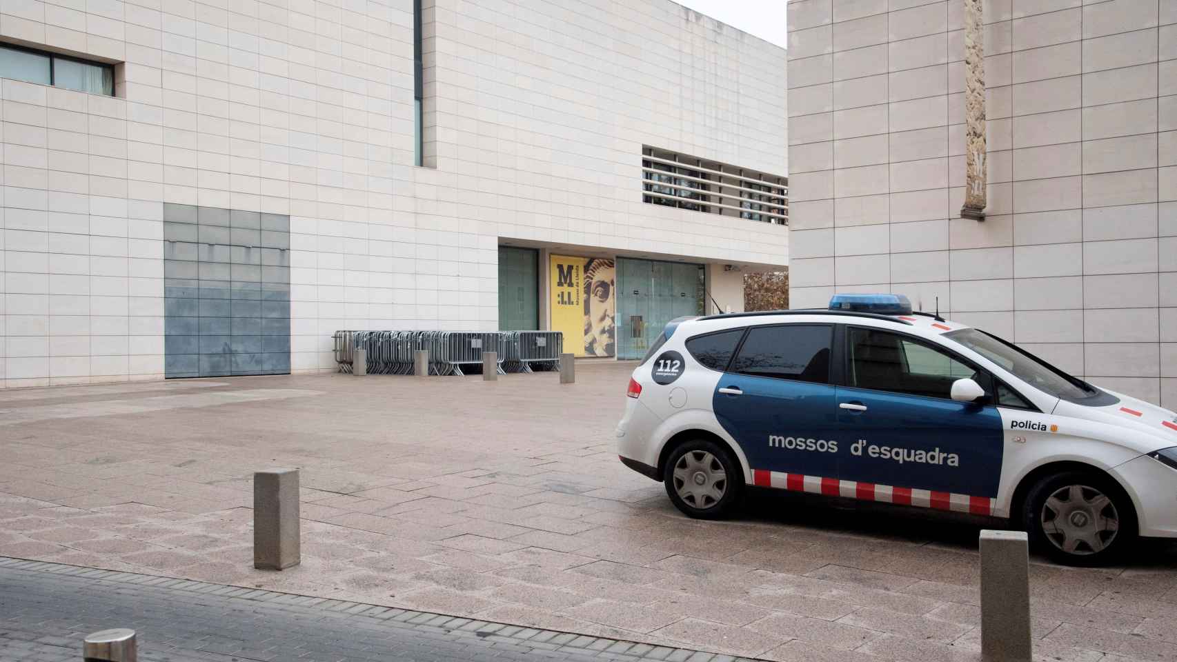 Un coche de los Mossos frente al museo de Lérida