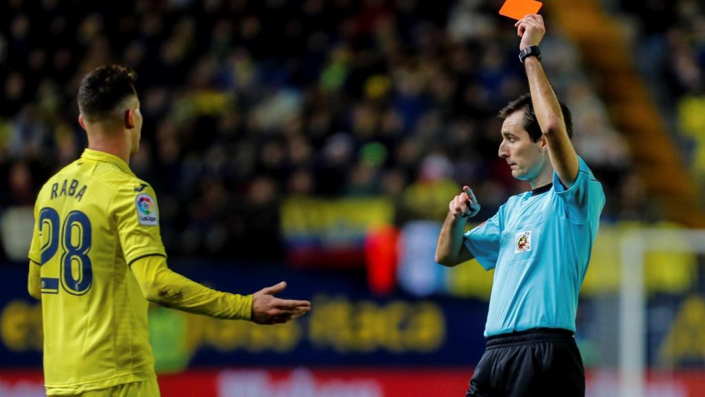 De Burgos Bengoetxea enseña la roja directa a Raba.