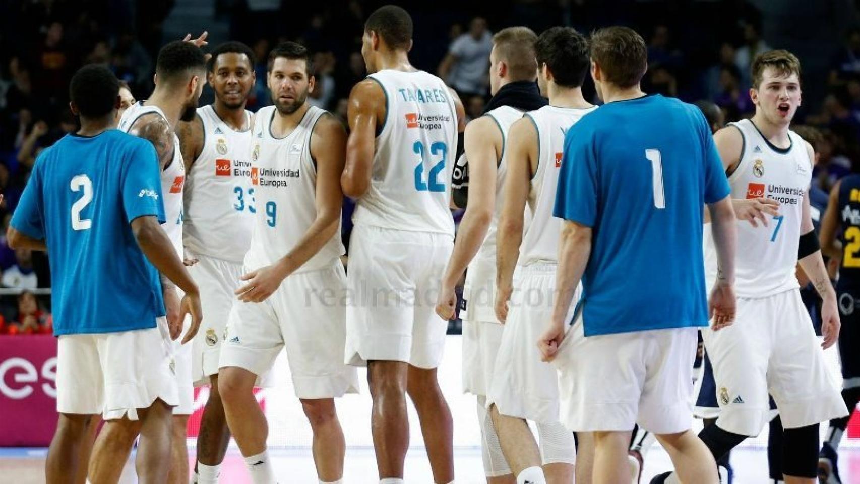 Los jugadores del Madrid celebran el triunfo frenta al Murcia