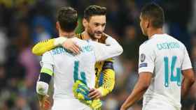 Lloris se abraza con Ramos y Casemiro al término del partido. Foto Twitter (@SpursOfficial)