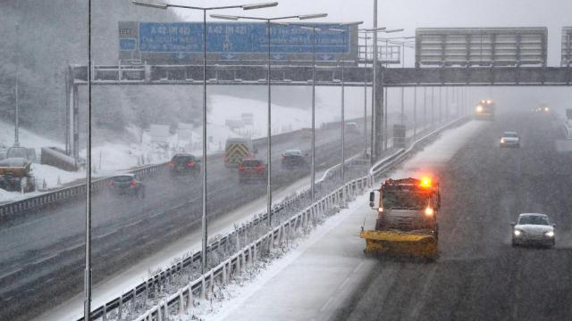 Una máquina quitanieves trabaja en una autopista británica.