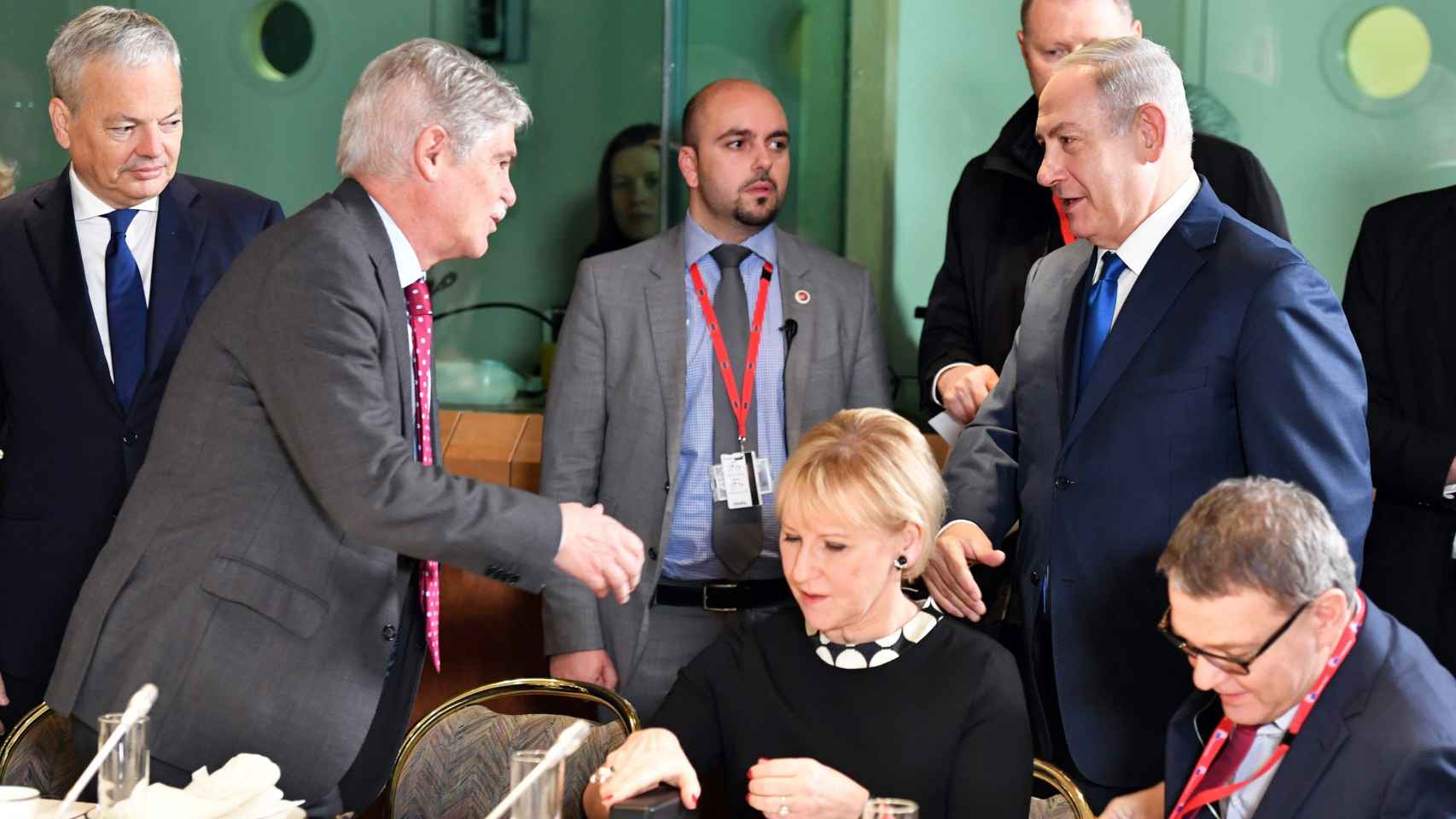 El ministro Dastis saluda a Netanyahu durante la reunión de la UE