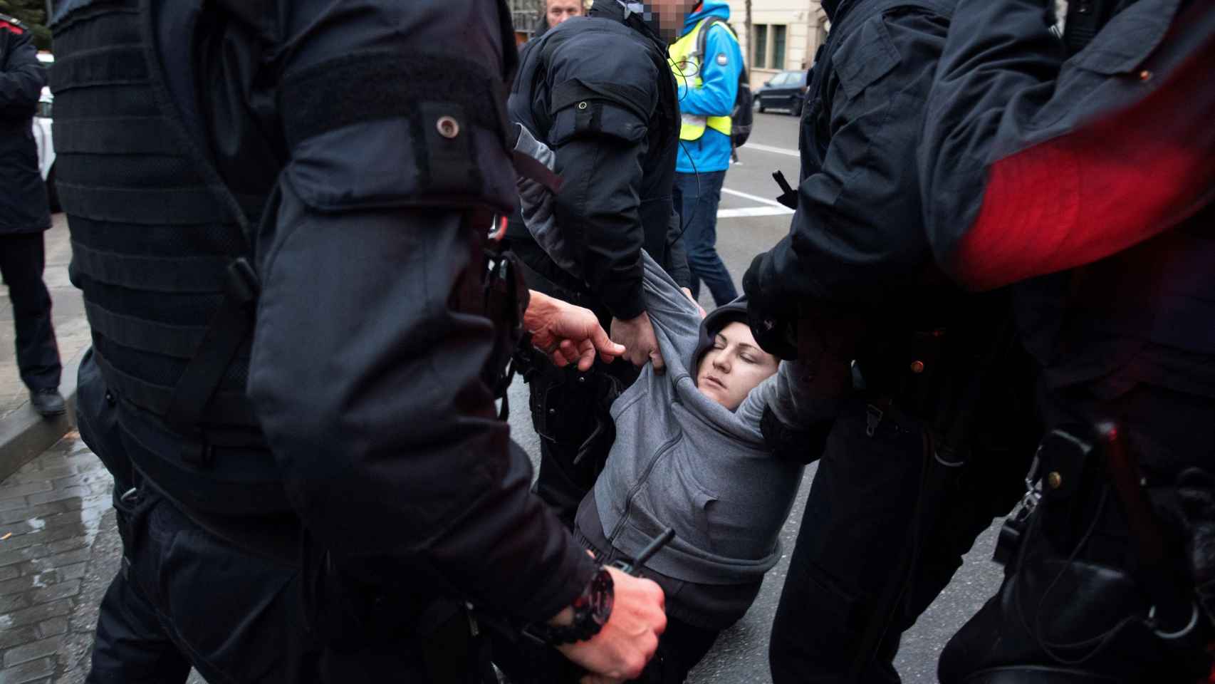 Los Mossos d'Esquadra cargan contra manifestantes en Lleida