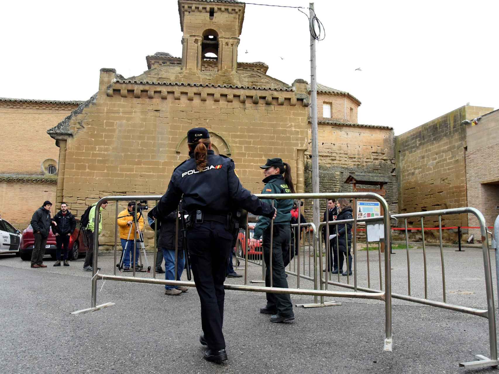 Policia Municipal y Guardia Civil  frente al Monasterio de Sijena.