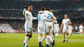 Los jugadores del Real Madrid celebran un gol en Champions con el Bernabéu al fondo.