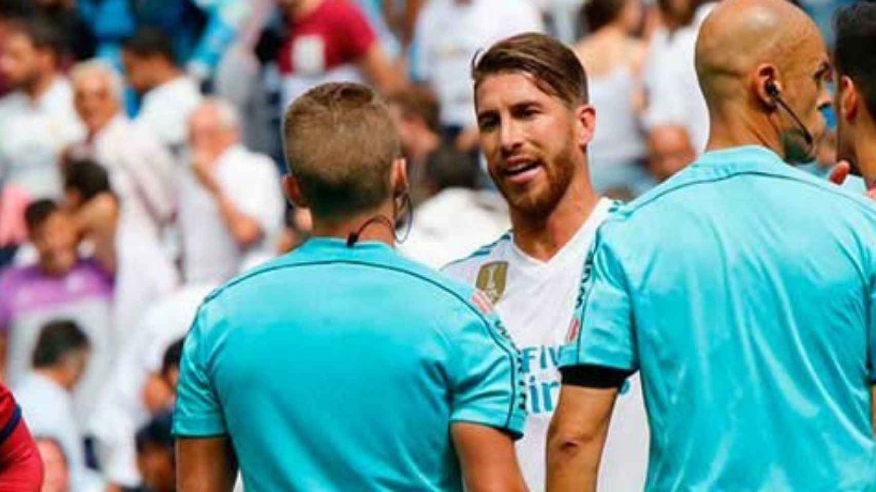Sergio Ramos habla con los árbitros. Foto. Manu Laya / El Bernabéu