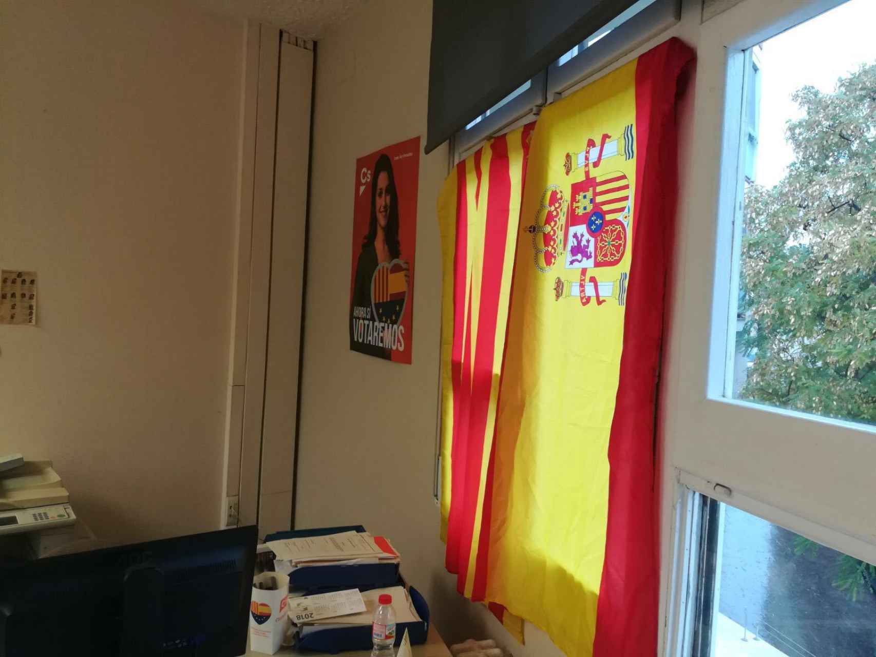 Las dos banderas que siguen colgadas en el despacho de Ciudadanos.