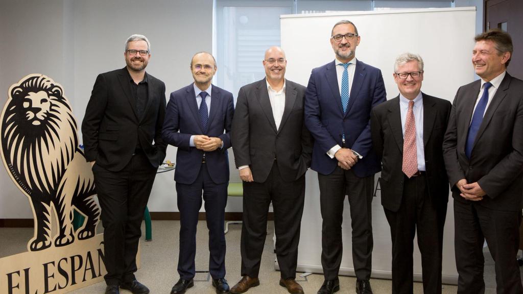 De izquierda a derecha: Miguel Ángel Uriondo, jefe de Empresas y Medios de EL ESPAÑOL; Luis Atienza, miembro de la Comisión de Expertos Ley Cambio Climático y Socio Presidente de Argo Capital Partners; Arturo Pérez de Lucía, director gerente de la Asociación Empresarial para el Desarrollo e Impulso del Vehículo Eléctrico (AEDIVE); Juan Virgilio Márquez, director general de la Asociación Empresarial Eólica (AEE); David Robinson, consultor y miembro titular del Instituto de Estudios Energéticos de Oxford y Fernando Soto, director general de la Asociación de Empresas con Gran Consumo de Energía (AEGE).