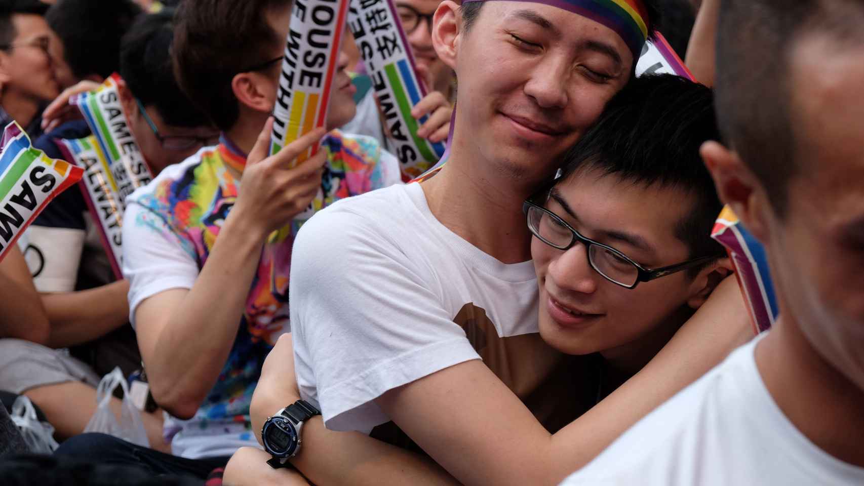Dos jóvenes de Taiwan celebran la aprobación del matrimonio homosexual.