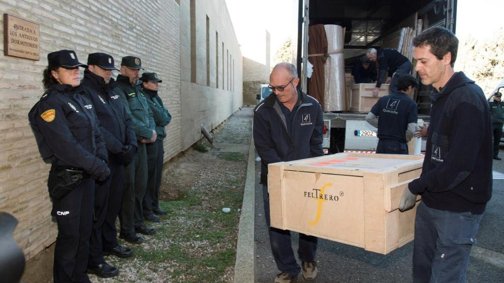 Las obras llegaron al Monasterio de Sijena escoltadas por Policía Nacional y Guardia Civil