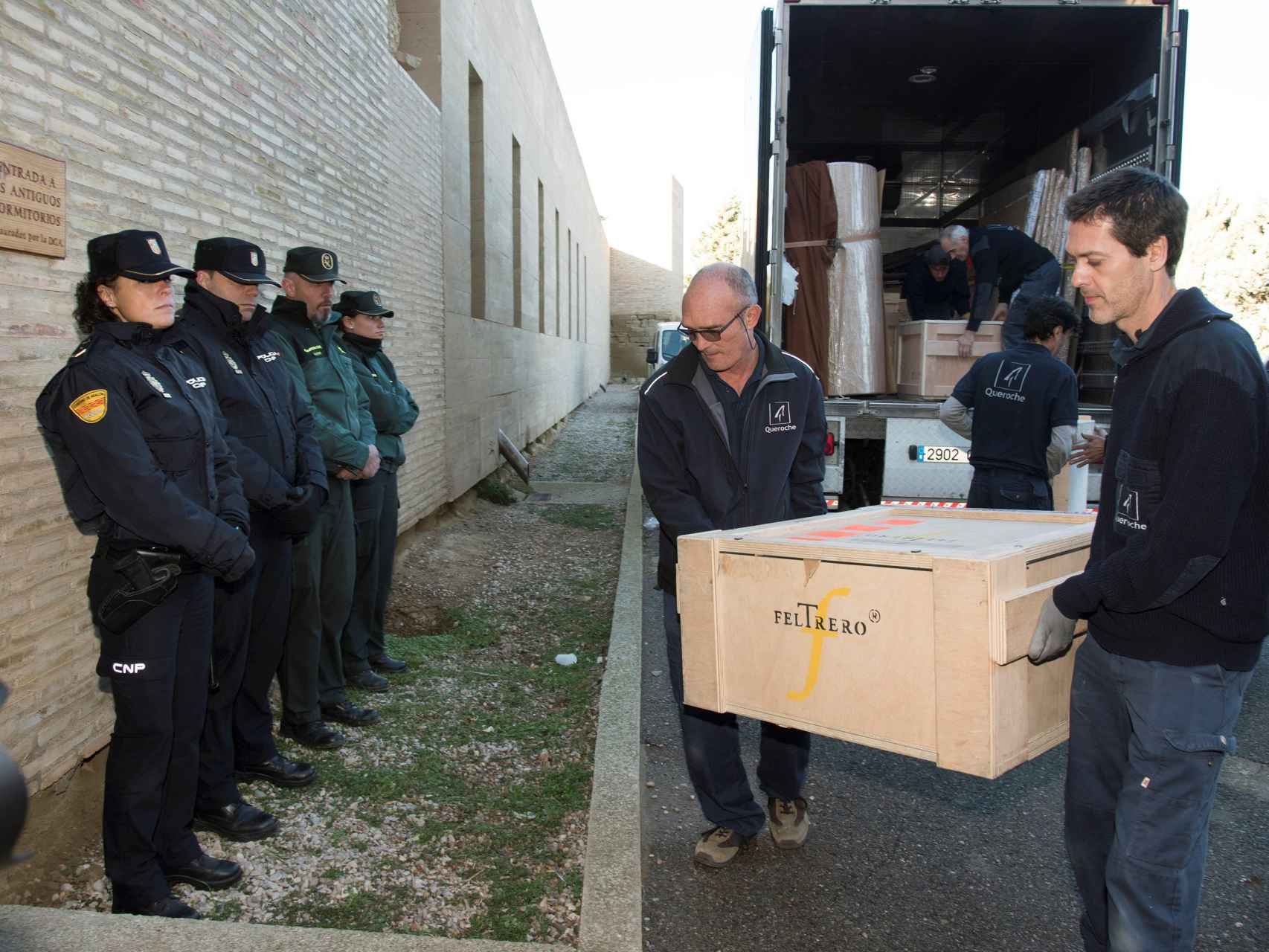 Las obras llegaron al Monasterio de Sijena escoltadas por Policía Nacional y Guardia Civil