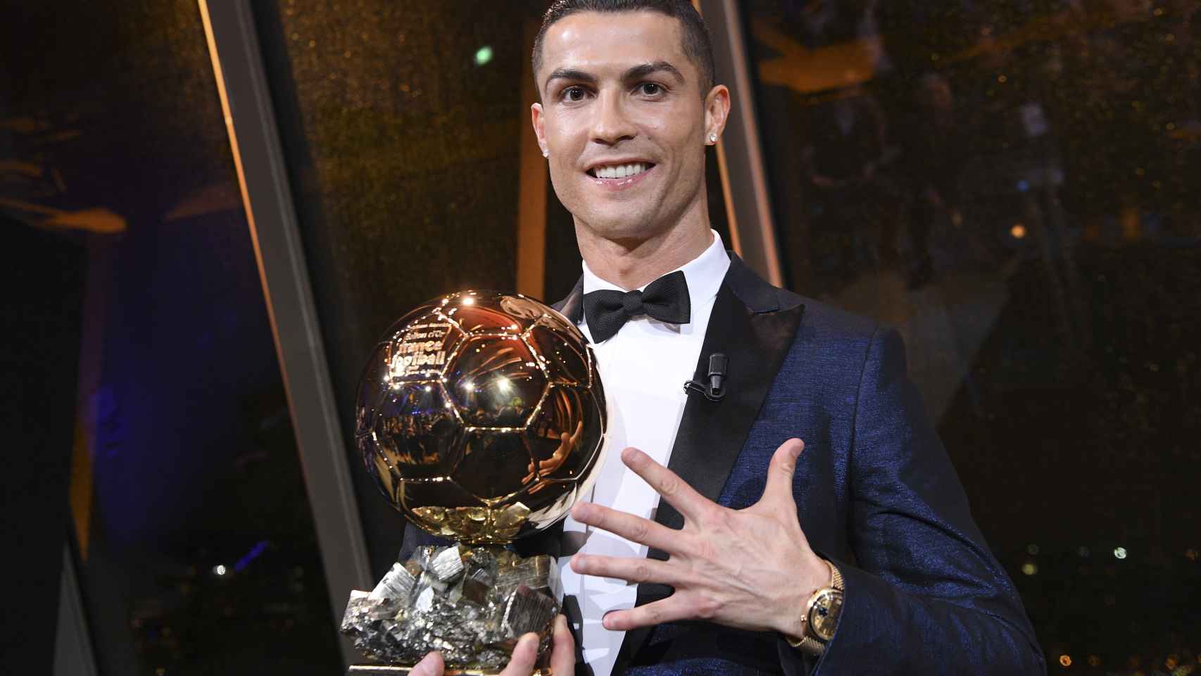 Cristiano Ronaldo recogiendo su quinto Balón de Oro.