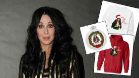 Cher junto a su merchandising navideño.