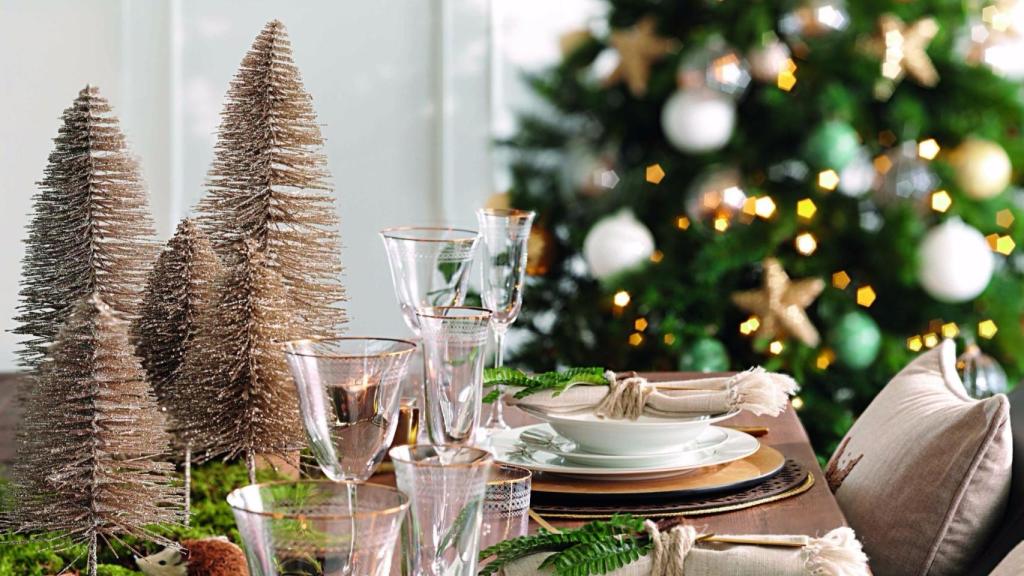 La mesa se convierte en el punto central de nuestras reuniones navideñas. Ésta recrea la tendencia ‘Un Jardín Mágico’