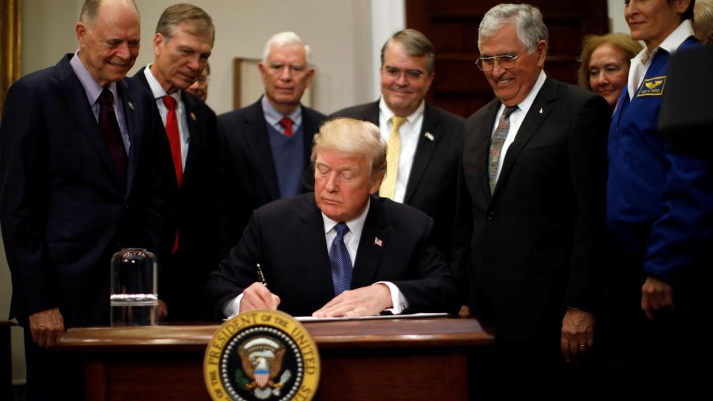 El presidente Trump firma la Directiva Espacial.