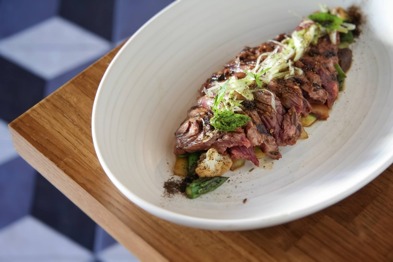 Bocado de la reina a la parrilla con bbq japonesa y verduras salteadas