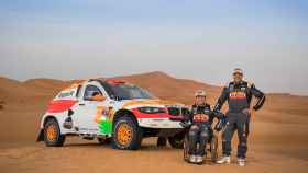 Isidre Esteve y su copiloto Txema Villalobos, junto al prototipo con el que competirán en el Dakar 2018