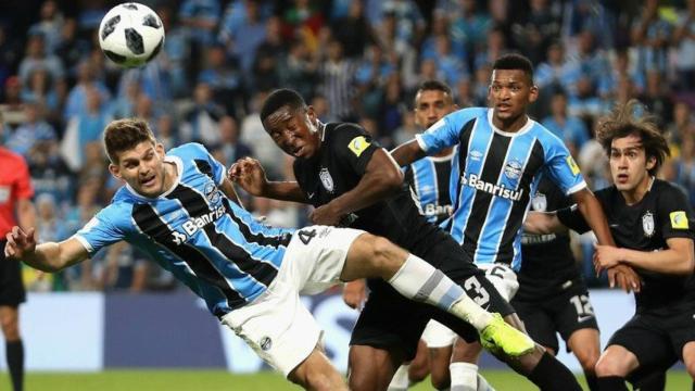 Jugadores de Gremio y Pachuca en la semifinal del Mundial de Clubes. Foto: Twitter (@FIFAcom)