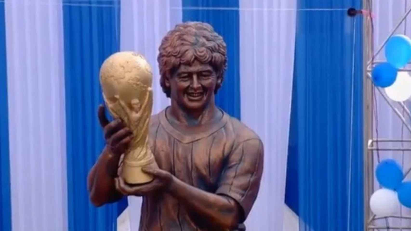 Estatua de Maradona en Calcuta