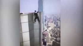 Un acrobata graba su propia muerte realizando piruetas a 62 pisos de altura