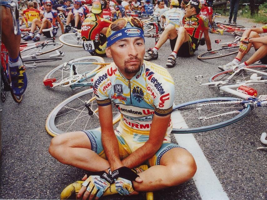 Marco Pantani, ganador del Tour de 1998, en plena sentada por el caso Festina.