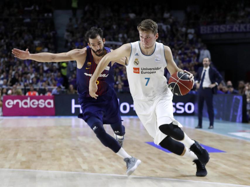 Luka Doncic ante Pau Ribas en el Clásico liguero.